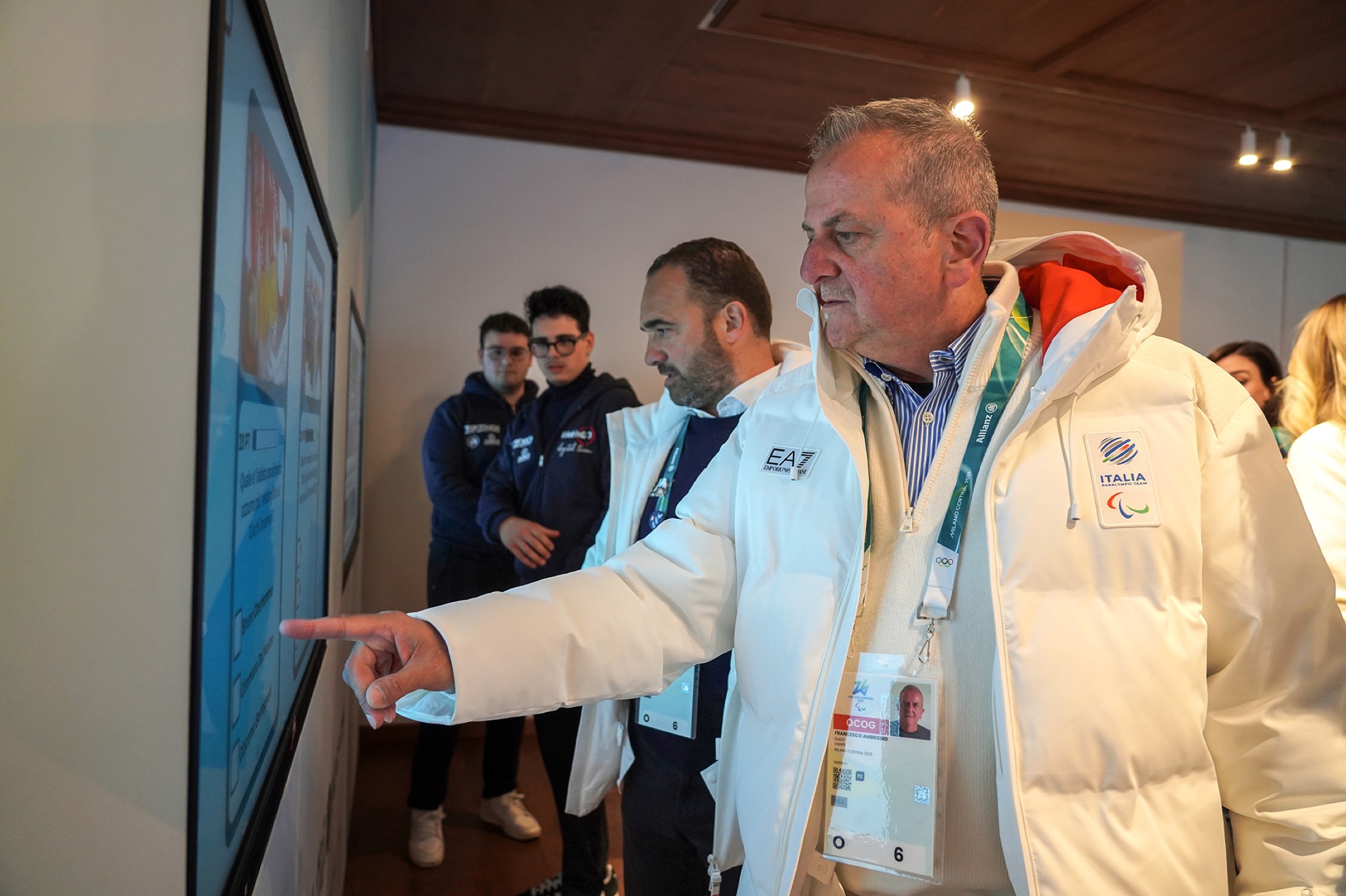 Giovanni Malagò interagisce con un’installazione touch realizzata da Web’nGO a Casa Italia Paralimpica
