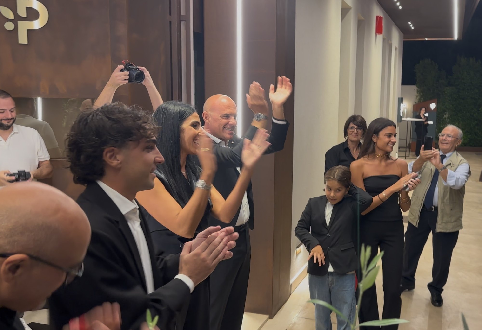 Gli applausi durante l'inaugurazione