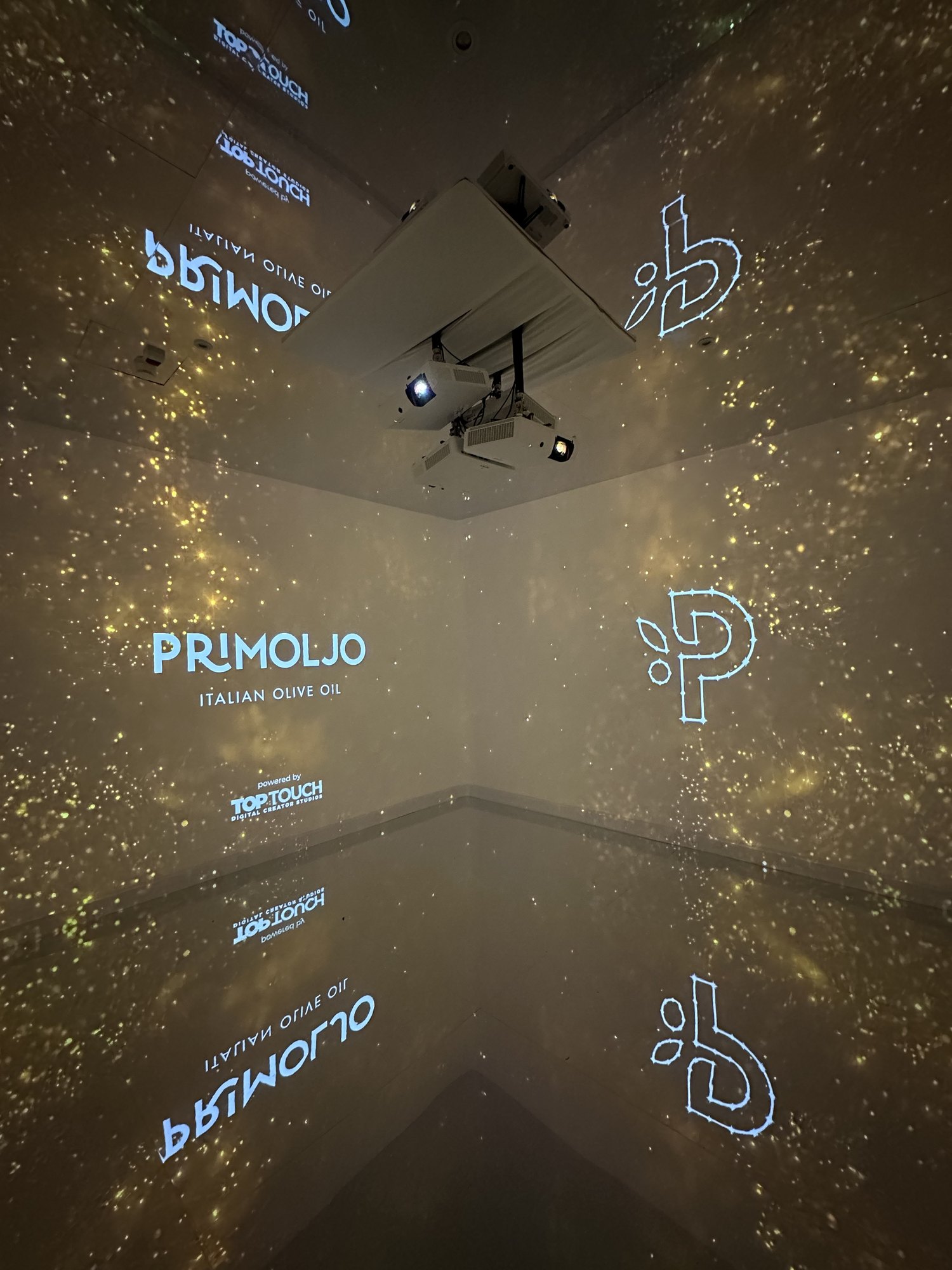 Dettaglio della Immersive Room Full Mirror del Museo Primoljo, con specchio a pavimento e a soffitto
