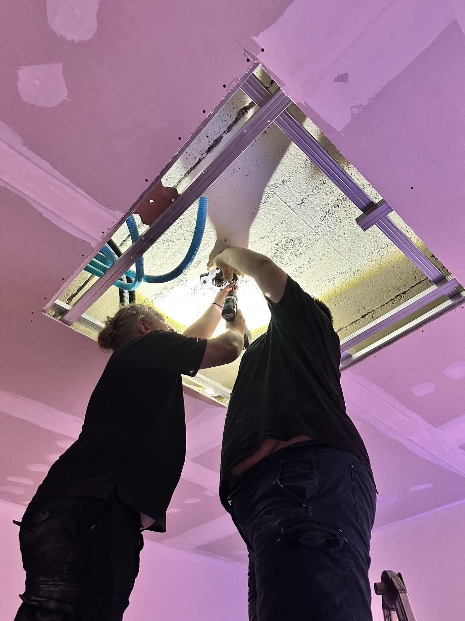 Fasi di fissaggio dei tasselli sul cemento armato