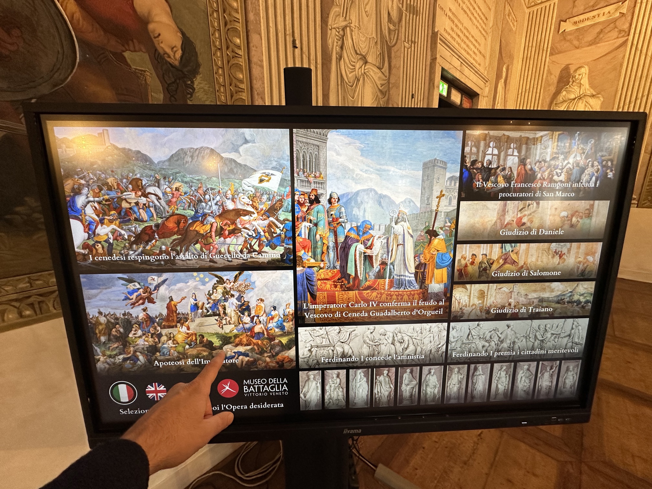Postazione touchscreen multilingua del Museo