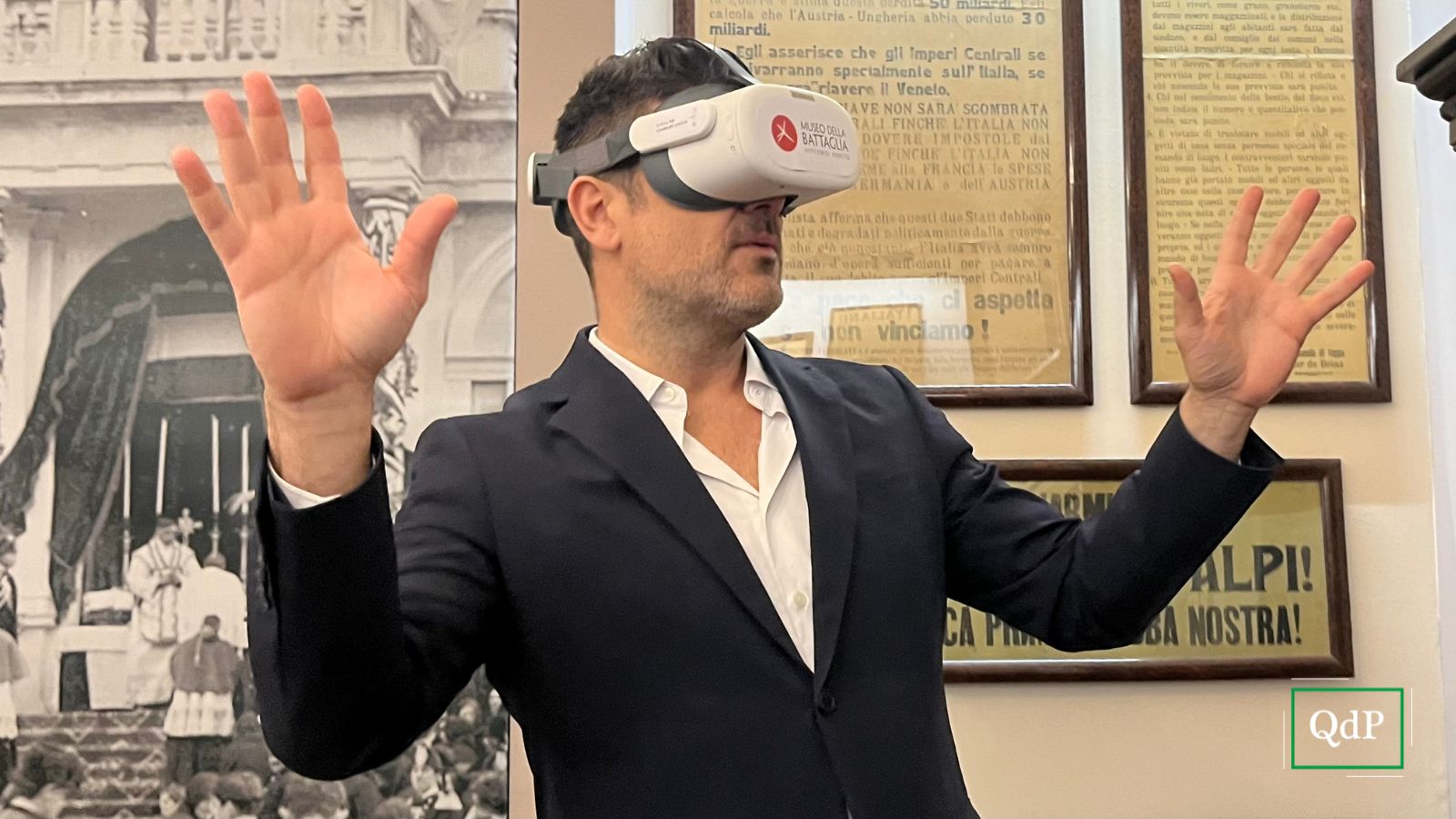 Dirigente con visore VR durante l'esperienza immersiva