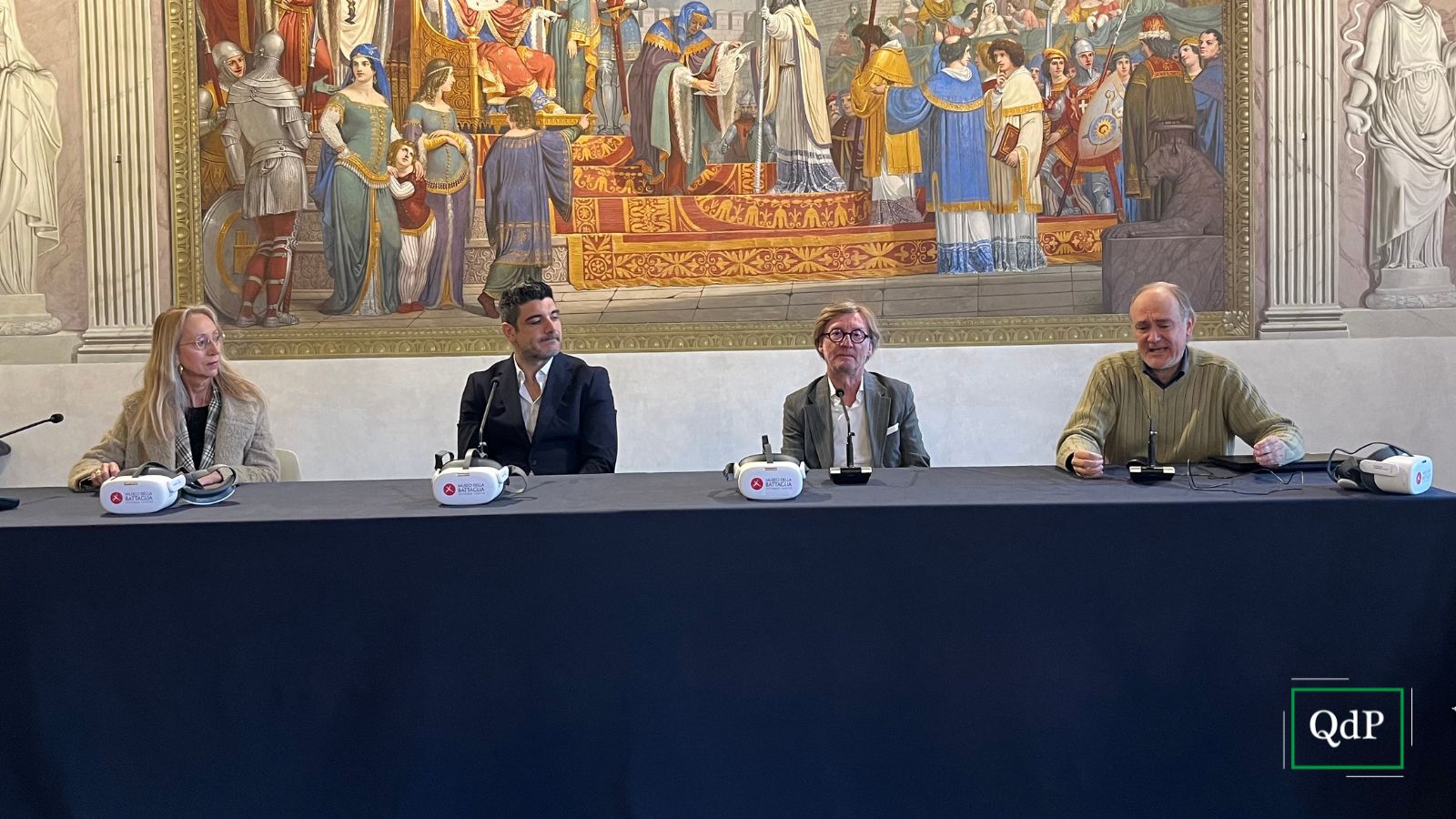 Il gruppo di lavoro davanti al touchscreen nella sala affrescata